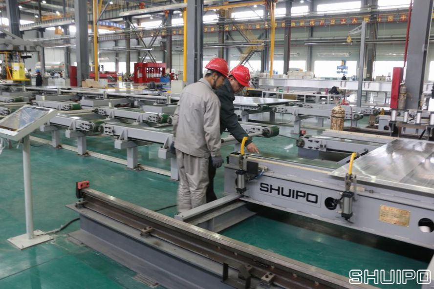 廂式半掛車生產(chǎn)現(xiàn)場(chǎng) 廂式半掛車生產(chǎn)現(xiàn)場(chǎng)